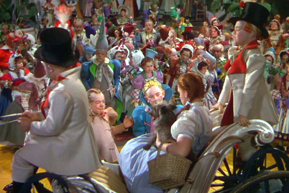 Fotograma de 'El mago de Oz', en una escena en la que Dorothy llega a Munchkin.