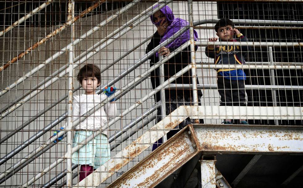 Unos niños del campo de Hellinikon observan una protesta de refugiados por las malas condiciones del asentamiento el pasado seis de febrero.