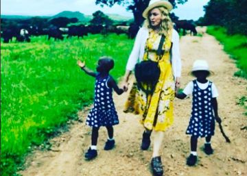 Madonna apresenta as duas meninas que adotou no Maláui Madonna apresenta as duas meninas que adotou no Maláui