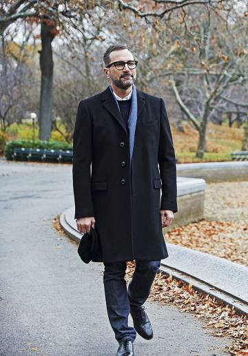Siempre que Costos está en Nueva York trata de cruzar Central Park, sea cual sea el destino al que se dirija. Abrigo Dolce & Gabbana, camisa Dior Homme, jersey Brooks Brothers, vaqueros Levi´s, bufanda Tous y zapatos Church’s.