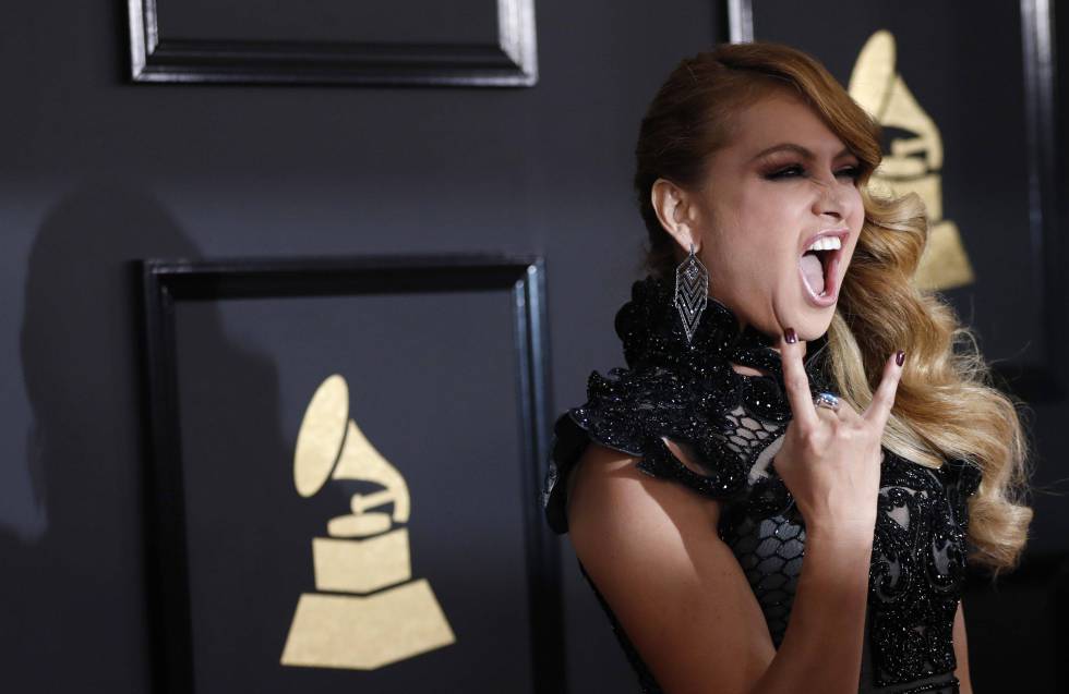 Paulina Rubio monta el ‘show’ en la alfombra roja de los Grammy 2017 Paulina Rubio monta el ‘show’ en la alfombra roja de los Grammy 2017