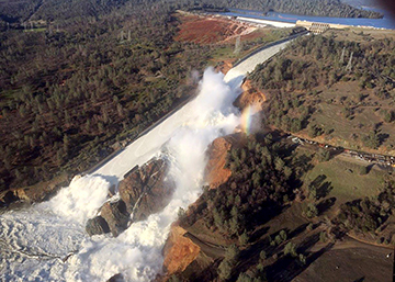Vista aérea de los daños de la presa Oroville, en California. Vista aérea de los daños de la presa Oroville, en California.