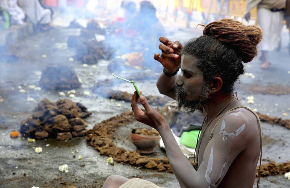Un 'sadhu' pinta la cara antes de realizar un ritual durante una protesta en contra del gobierno de Madhya Pradesh en Bhopal (India). Un 'sadhu' pinta la cara antes de realizar un ritual durante una protesta en contra del gobierno de Madhya Pradesh en Bhopal (India).