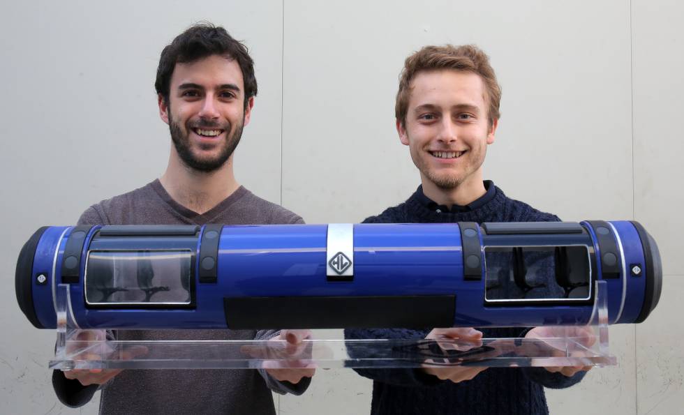 Daniel Orient y Juan Vicén, fundadores del equipo de la UPV, con una maqueta del módulo. 