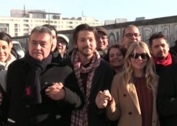 Diego Luna manifiesta su rechazo a Trump en el muro de Berlín