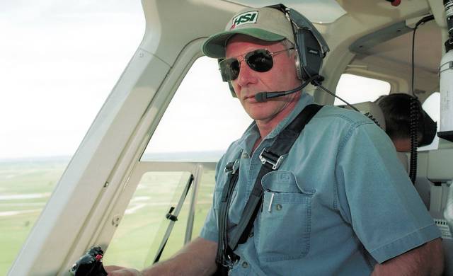 Harrison Ford pilota un avión en 2001. Harrison Ford pilota un avión en 2001.