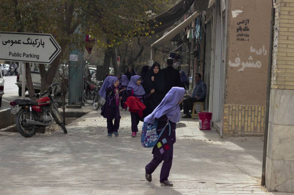 Niñas saliendo de un colegio en la ciudad de Yazr, en Irán. 