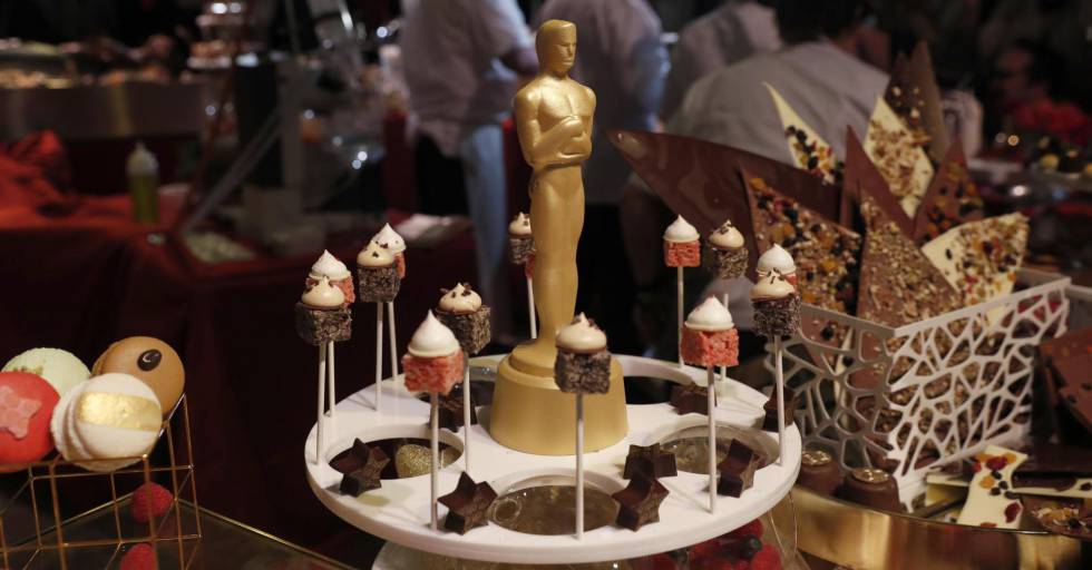 Figuras de chocolate de la estatuilla de los premios Oscar y algunos postres.