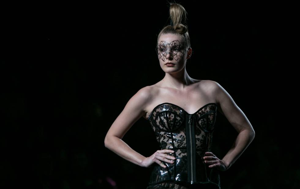 Uno de los corsés en el desfile de Maya Hansen.