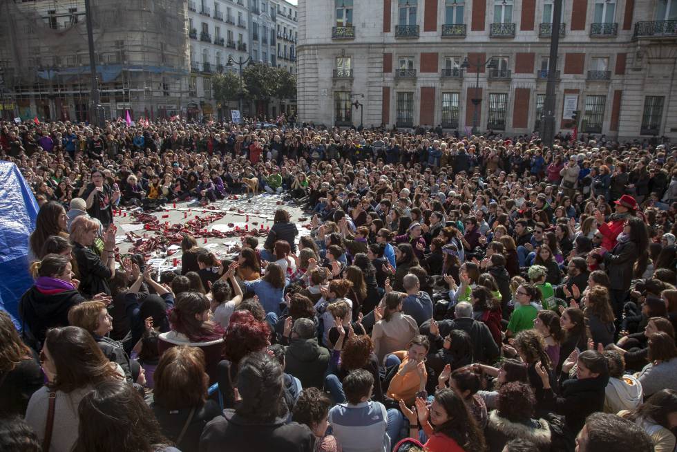 Cientos de personas acudieron a la convocatoria de Pamela Palenciano en apoyo a la Asociación Ve-la luz contra la violencia machista.