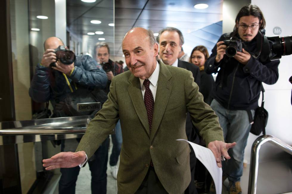 El abogado de la Infanta Cristina, Miquel Roca, después de dar una conferencia de prensa en Barcelona.rn  