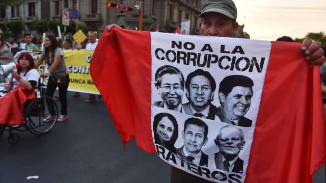 Un manifestante contra la corrupción, ayer en Lima.