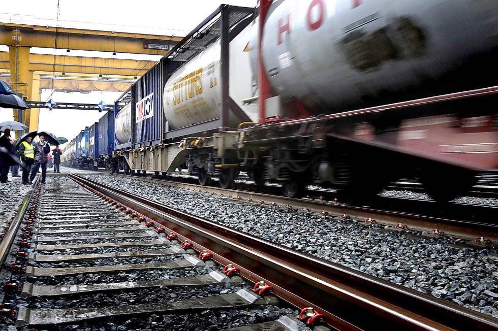 Primer tren de mercancías que sale del Morrot, (Puerto de Barcelona), con ancho de vía europea, en 2010.  rn 