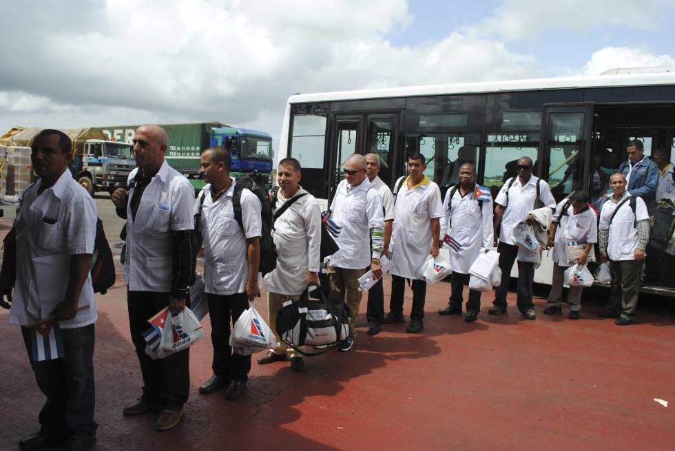 Médicos cubanos aterrizan en Liberia en 2014 para combatir la epidemia de ébola. Médicos cubanos aterrizan en Liberia en 2014 para combatir la epidemia de ébola.
