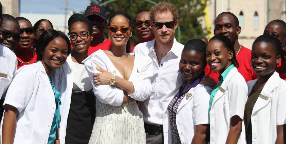 El príncipe Enrique y Rihanna, durante una visita al centro de prevención de VIH en Barbados.