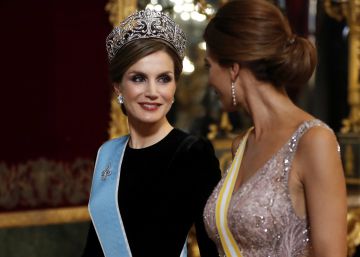 Con la tiara bien puesta Con la tiara bien puesta