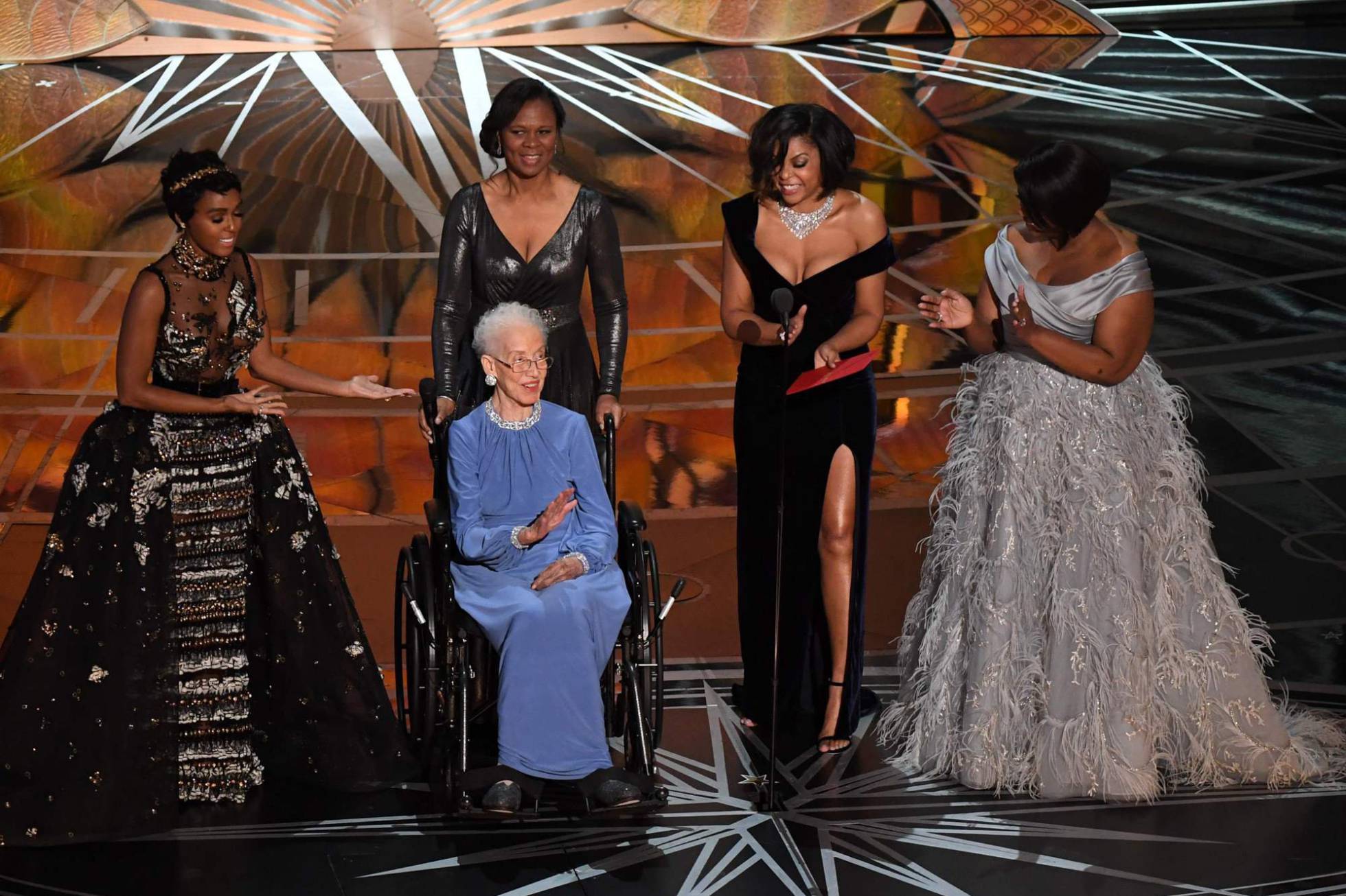 La científica de la Nasa, Katherine Johnson en el centro, junto a Janelle Monae (a la izquierda), la actriz Taraji P. Henson (la segunda empezando por la derecha) y Octavia Spencer. La científica de la Nasa, Katherine Johnson en el centro, junto a Janelle Monae (a la izquierda), la actriz Taraji P. Henson (la segunda empezando por la derecha) y Octavia Spencer.