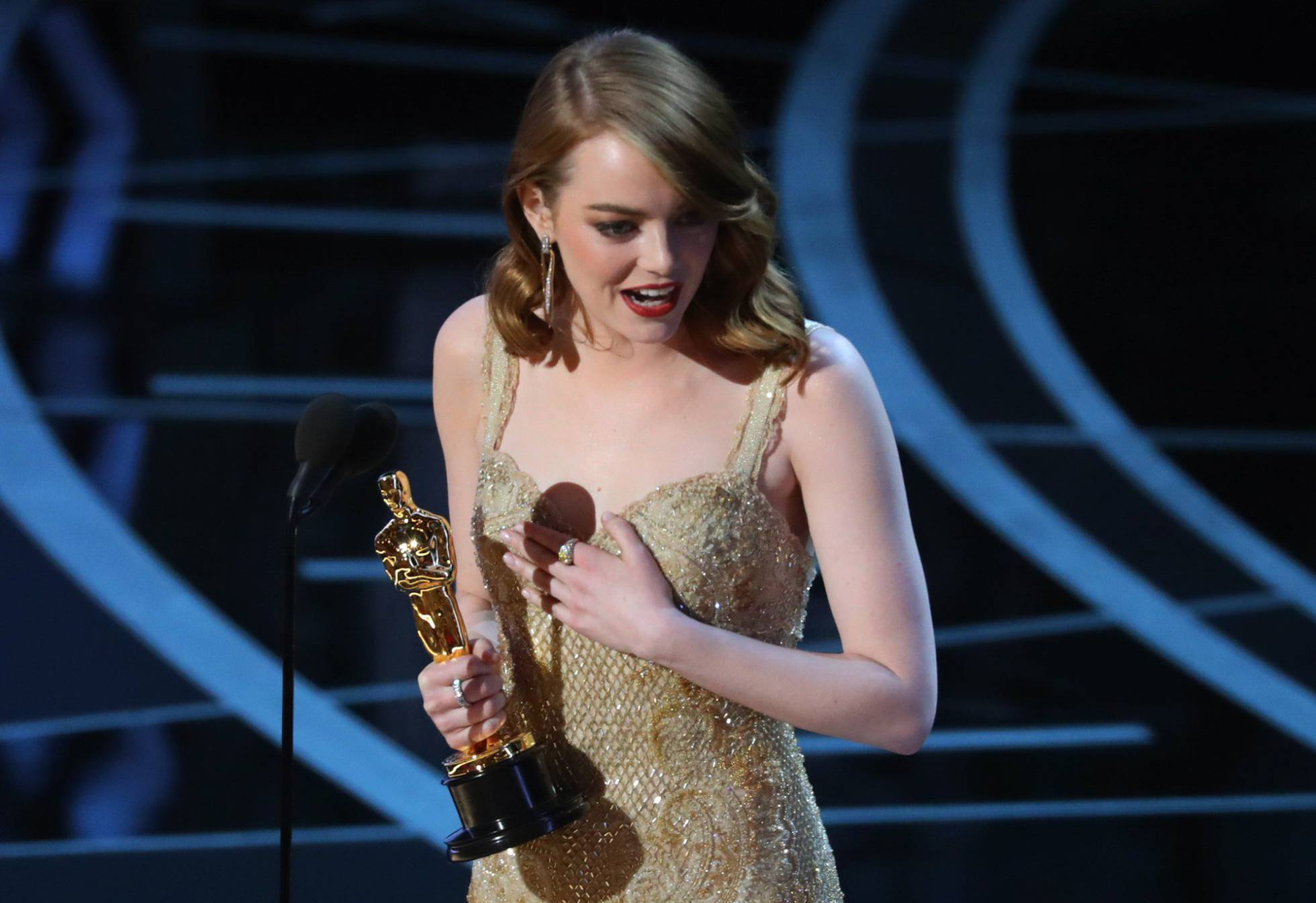 Emma Stone recogiendo su Oscar a mejor actriz. Emma Stone recogiendo su Oscar a mejor actriz.