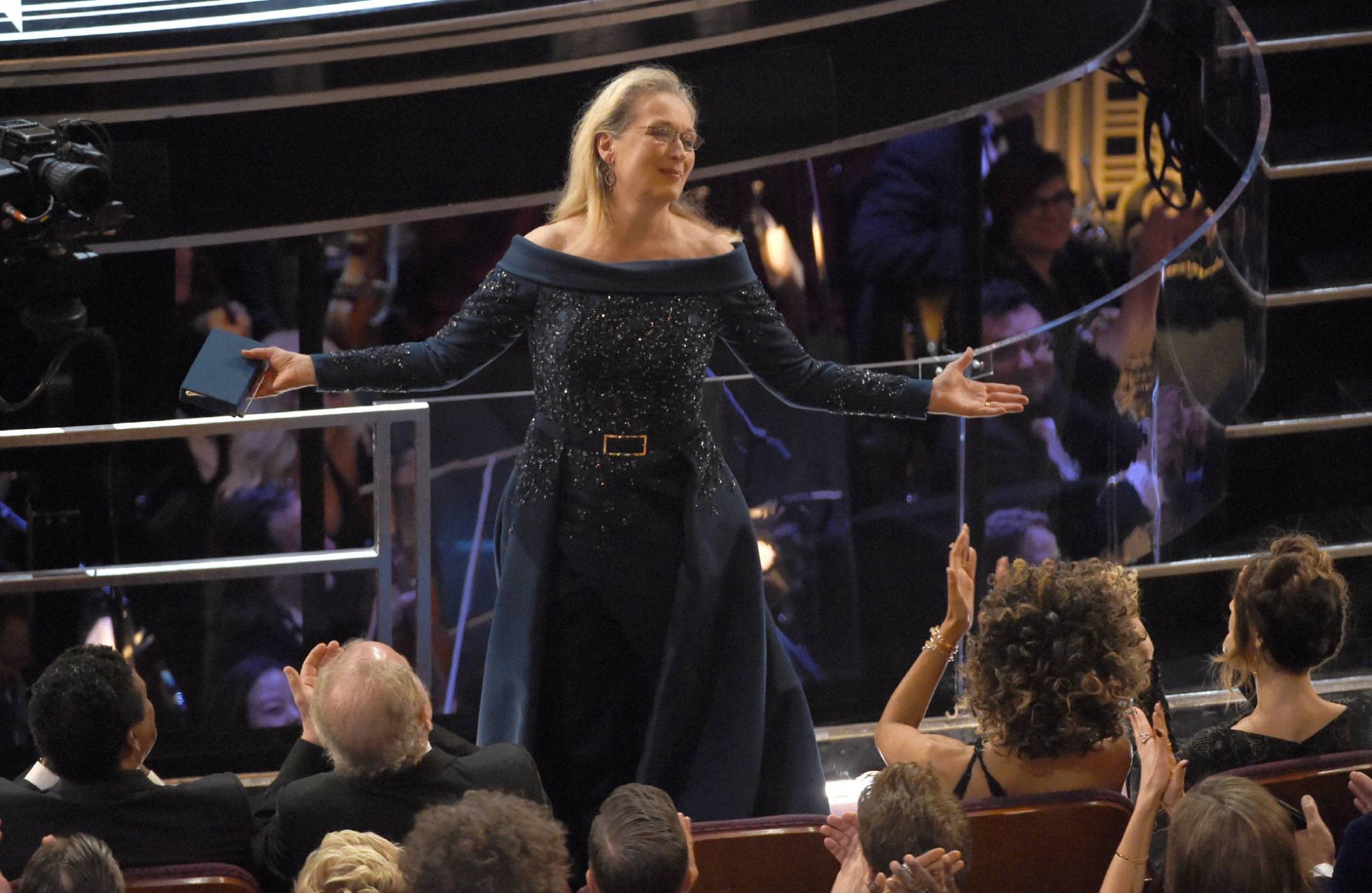 Meryl Streep durante la ovación en el Dolby Theatre tras las palabras de Jimmy Kimmel. Meryl Streep durante la ovación en el Dolby Theatre tras las palabras de Jimmy Kimmel.