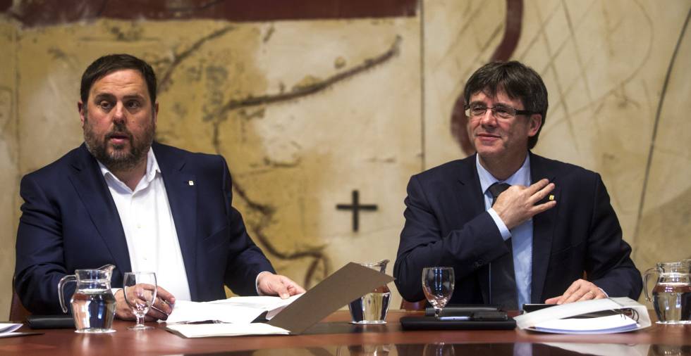 El presidente de la Generalitat, Carles Puigdemont (a la derecha), y el vicepresidente, Oriol Junqueras.