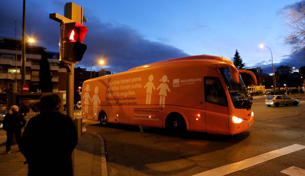 Resultado de imagen para Madrid inmovilizó autobús con mensaje contra los transexuales