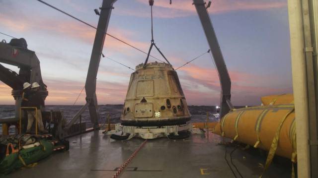 La capsula 'Dragon' de Space X, en un barco.