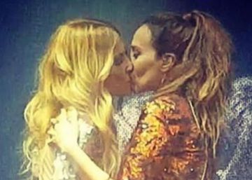El beso entre Mónica Naranjo y Marta Sánchez en el escenario, y otros con polémica