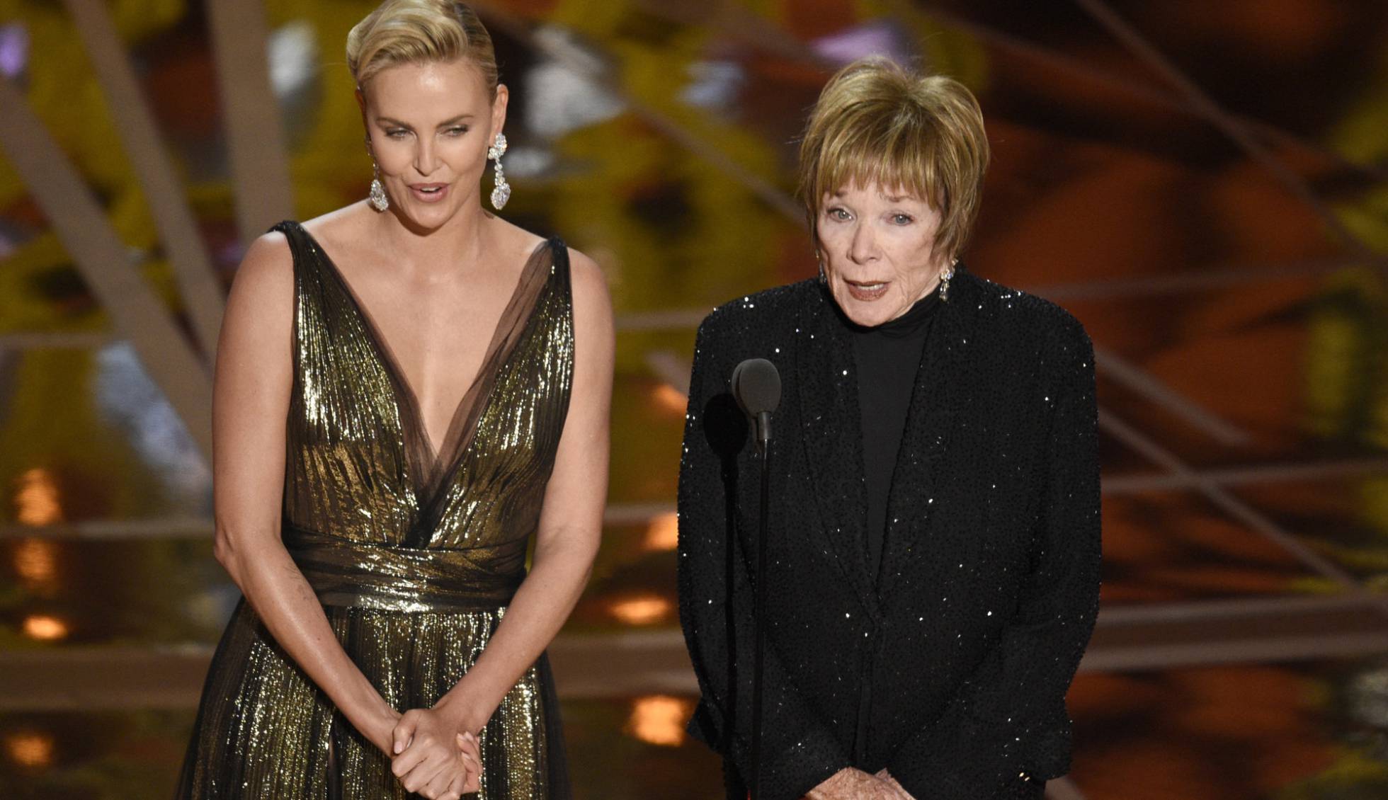 El vestido sin censurar de Charlize Theron, a su lado Shirley MacLaine. El vestido sin censurar de Charlize Theron, a su lado Shirley MacLaine.