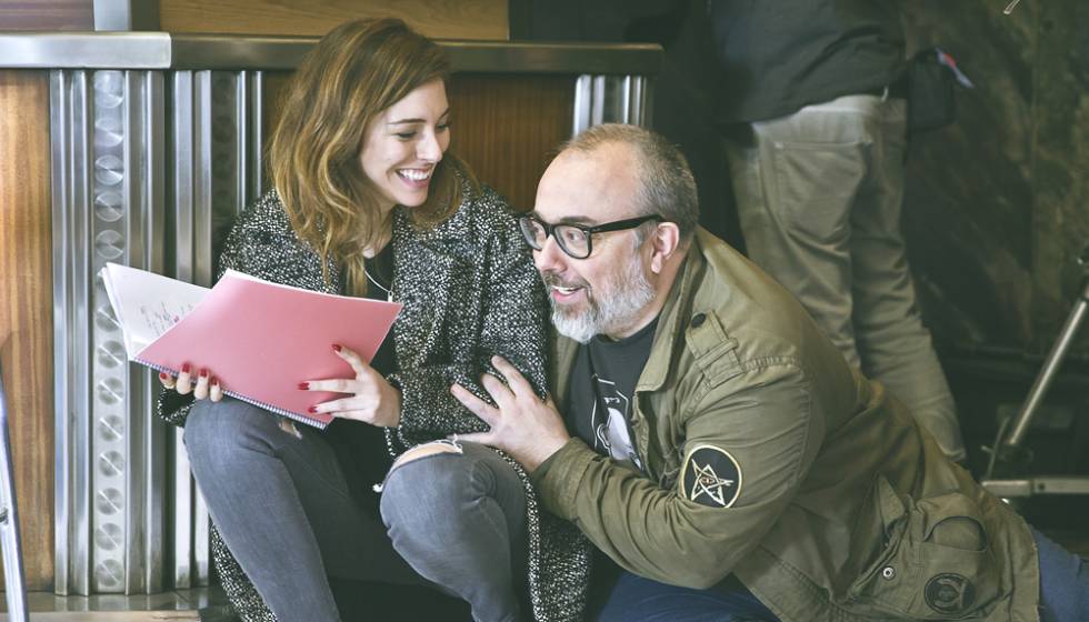 El director durante el rodaje de 'EL bar' con Blanca Suarez