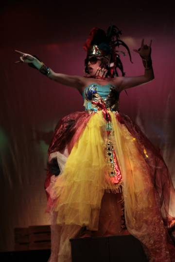 Nora Huerta, de Las Reinas Chulas, interpreta a Tlazolteotl, la diosa mexicana de la basura, la inmundicia y la lujuria.