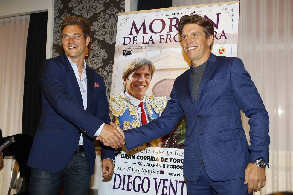 Julio Benítez y, a la derecha, Manuel Díaz, en la presentación de la corrida del 11 de marzo