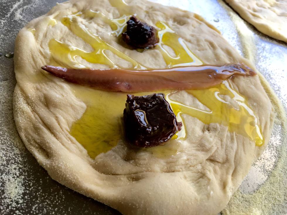 COCA DE ANCHOA Y SANGACHO ANTES DE ENTRAR EN EL HORNO CAPEL