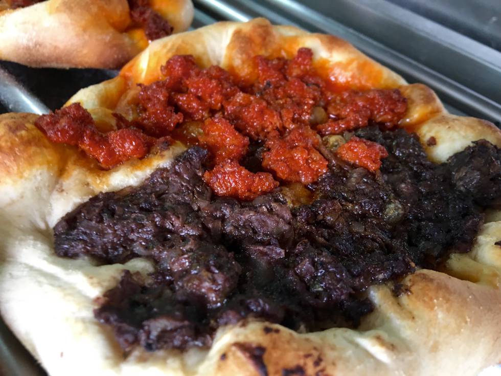 COCA DE SOBRASADA Y MORCILLA CAPEL