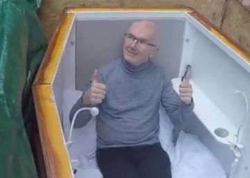 Un irlandés se entierra vivo 3 días para dar consejos desde el ataúd por Facebook