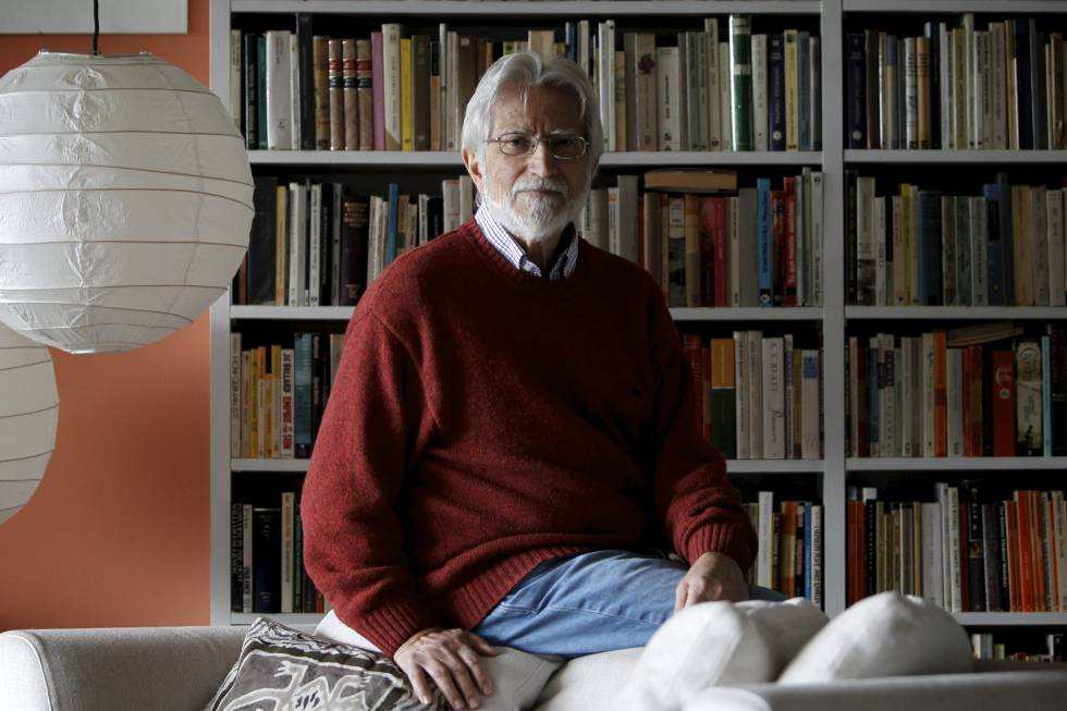 El traductor y catedrático de la Lengua, Miguel Saenz, en su casa de Madrid.  rn rn 