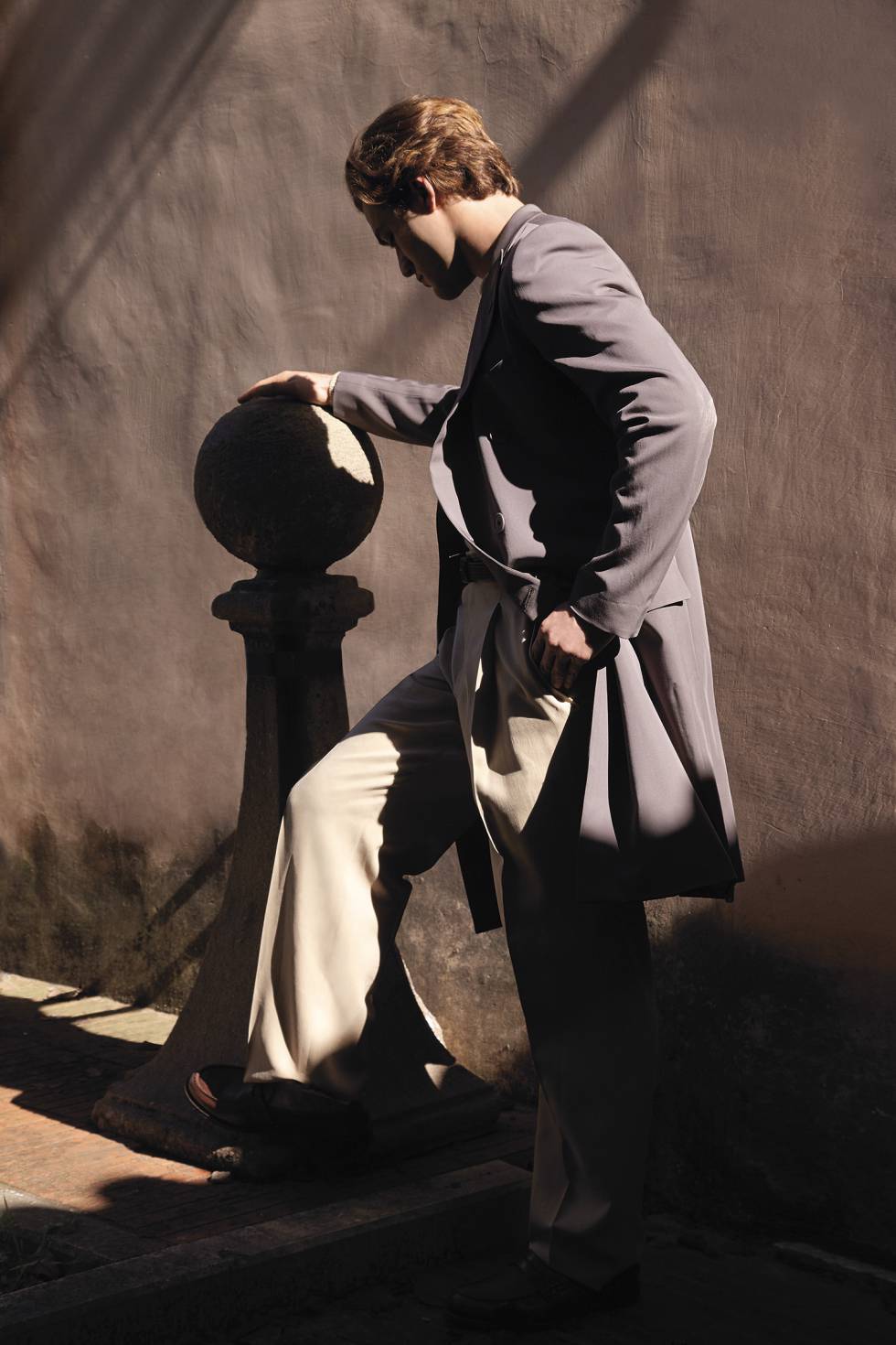 Jersey, pantalón, abrigo y cinturón, todo, Bottega Veneta. Zapatos Ermenegildo Zegna.