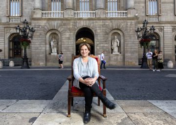 Ada Colau, con el Ayuntamiento de Barcelona al fondo.
