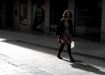 Una mujer pasea por la calle Preciados.
