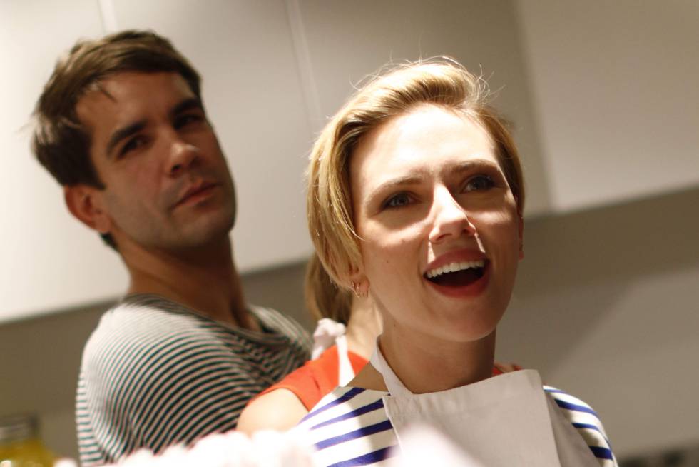 Scarlett Johansson y Romain Dauriac en octubre de 2016 en París.