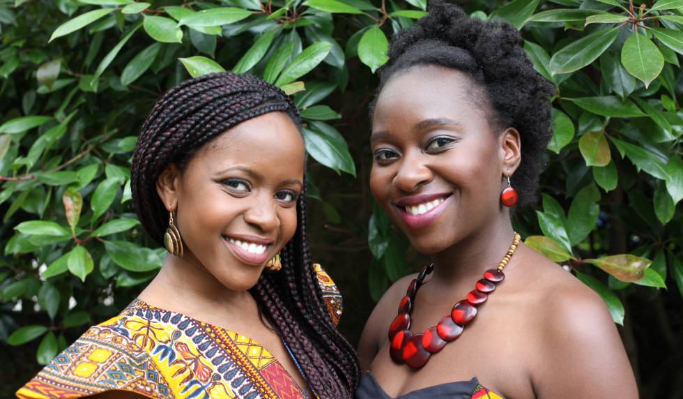 Las fundadoras de Bahati Books, Barbara Njau, a la izquierda, y Kudakwashe Kamupira, a la derecha.