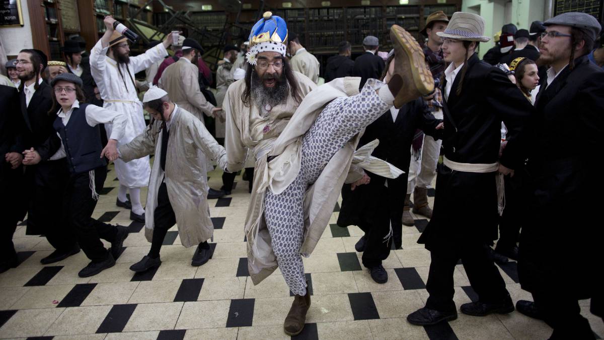 Judíos ultraortodoxos celebran el carnaval de Purim, en Jerusalén (Israel).