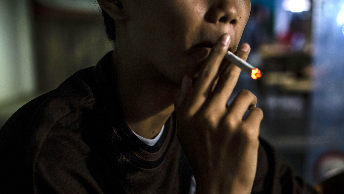 Un fumador en Indonesia.