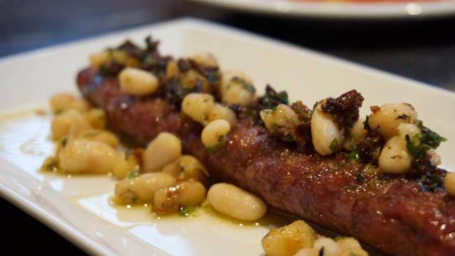 Butifarra con chimichurri de tomate seco y judías