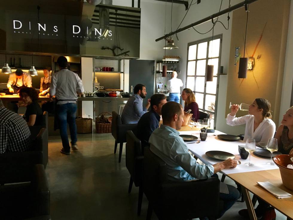 DESENFADO EN DINS (MALLORCA), PARTE DE LOS COCINEROS ATIENDEN LAS MESAS CAPEL