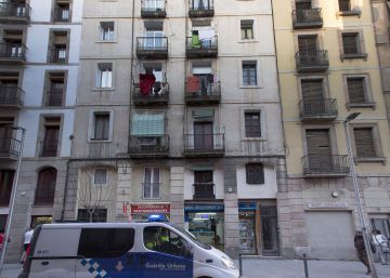 La policía precinta una casa de citas en un piso de Pocholo en Barcelona La policía precinta una casa de citas en un piso de Pocholo en Barcelona