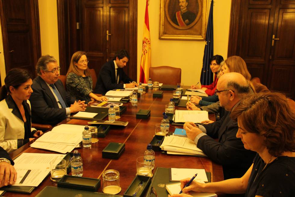El equipo de Amnistía Internacional durante su reunión con el ministro de Interior.