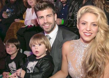 Shakira y Piqué con sus dos hijos en diciembre de 2016. 