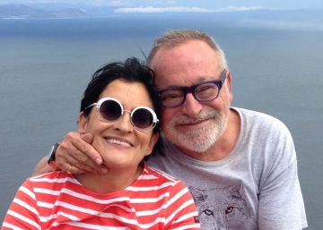 Fernando Savater y su esposa, Sara Torres, en Finisterre, en una imagen de junio de 2014.