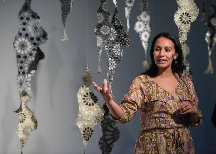 Lucy se mira y se cuenta Lucy se mira y se cuenta