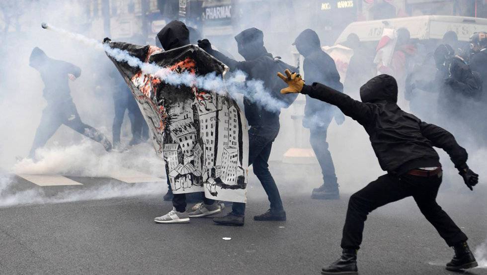 Encapuchados se enfrentan a la policía en París durante una marcha contra la